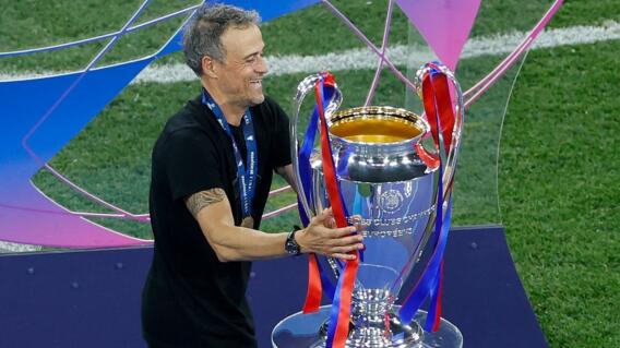 Luis Enrique con el trofeo de la Champions League.