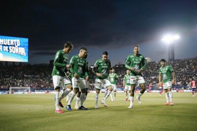 León celebrando el gol de Steven Mendoza. León celebrando el gol de Steven Mendoza.