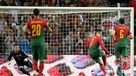 Cristiano Ronaldo anota de penal contra Eslovaquia Cristiano Ronaldo anota de penal contra Eslovaquia