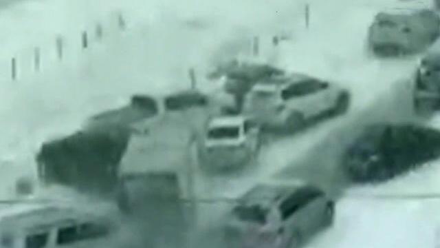 Captado en cámara: accidente múltiple por cuenta de una fuerte nevada en Iowa, Estados Unidos