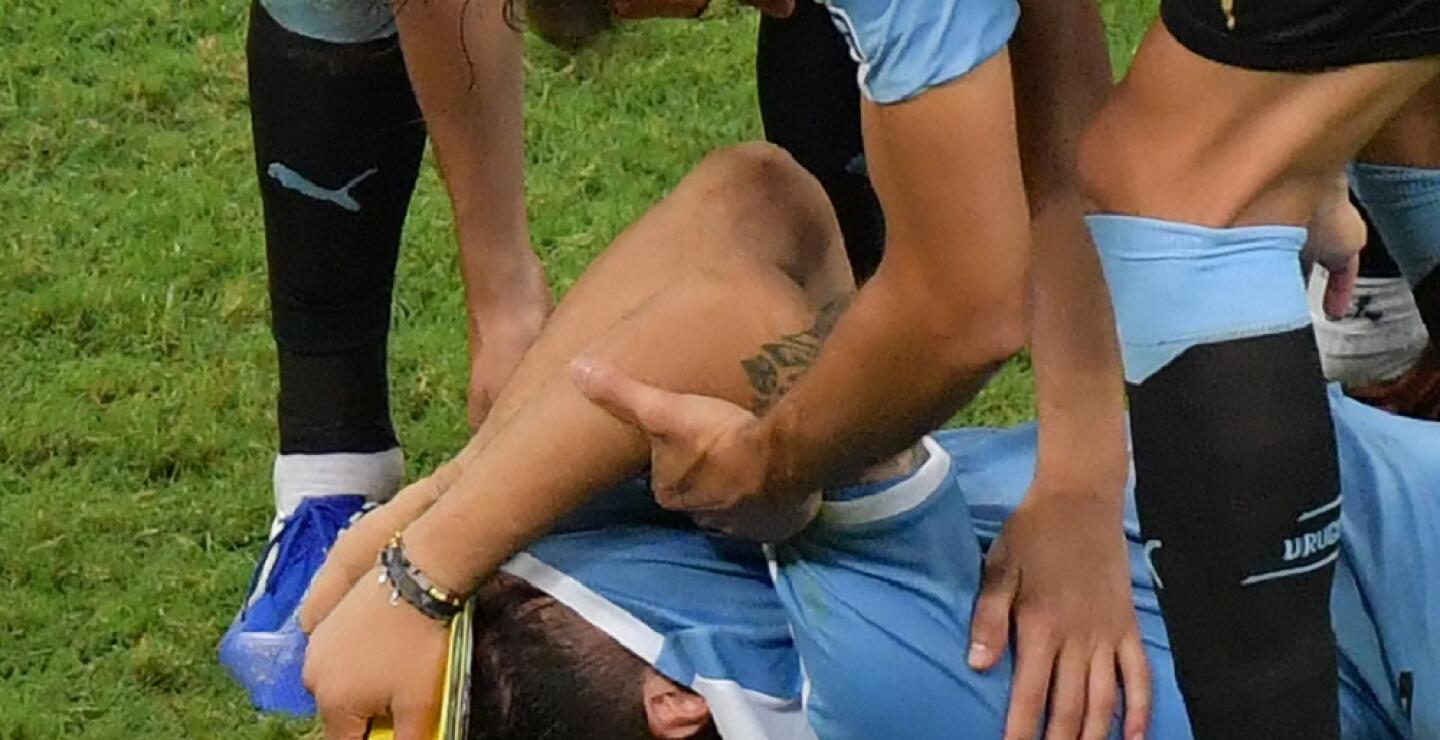 337673_BLU Radio. Inconsolable llanto de Luis Suárez // Foto: AFP