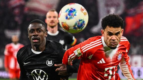 Luis Díaz en acción de juego con Bayern Múnich frente al Wolfsburgo.