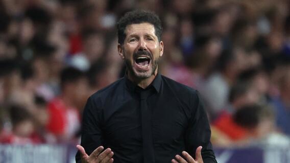 Diego Simeone, entrenador del Atlético de Madrid, da indicaciones en un partido de La Liga Diego Simeone, entrenador del Atlético de Madrid, da indicaciones en un partido de La Liga