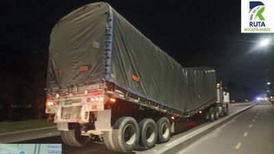 Emergencia en la Autopista Norte por tractomula partida en dos que transportaría insumos para Indumil
