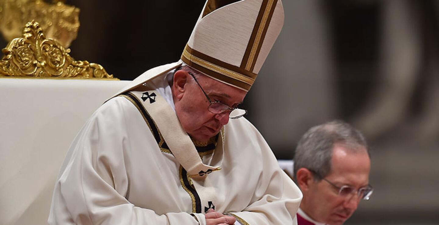 "De este Niño, que lleva grabados en su rostro los rasgos de la bondad, de la misericordia y del amor de Dios Padre, brota para todos nosotros sus discípulos, como enseña el apóstol Pablo, el compromiso de renunciar a la impiedad y a las riquezas del mund