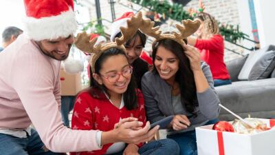 Familia reunida para rezar la Novena de Navidad
