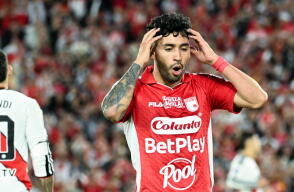 Acción de juego entre Santa Fe y River Plate por la ida de los octavos de final de la Copa Sudamericana.