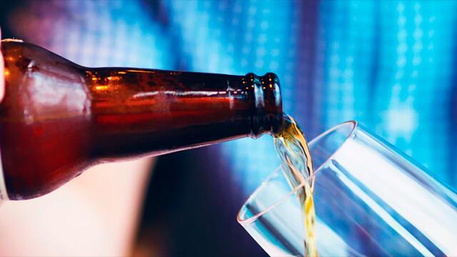 Obligaron a un bebé a tomar cerveza: el video que indigna a un país 