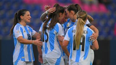 Jugadoras de la Selección Argentina y un festejo de gol contra Perú en la Copa América femenina.