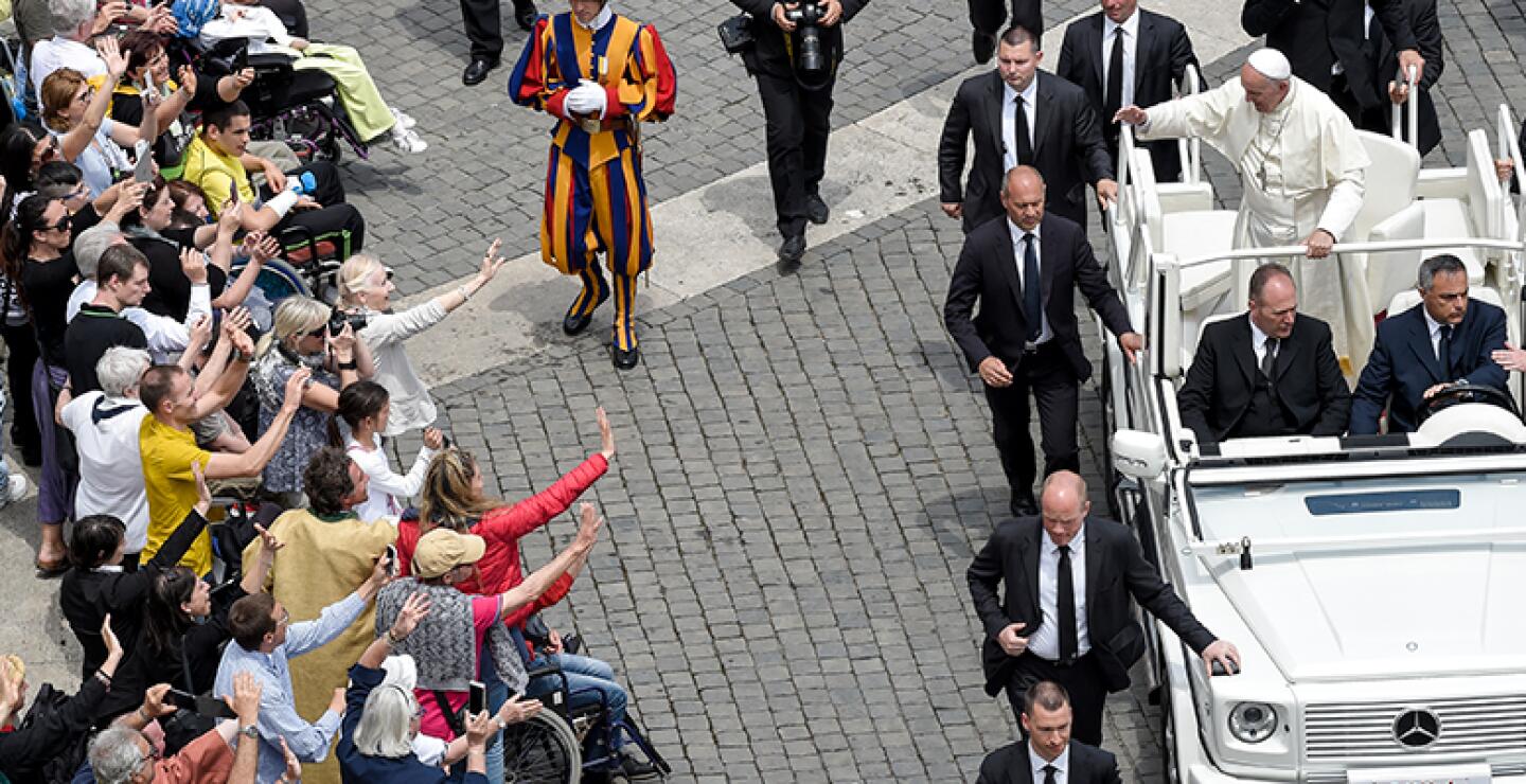 Francisco contrapuso "la terapia de la felicidad", que puede devolver el deseo de vivir, a "la patología del sufrimiento". "Hoy una de las patologías más frecuentes son las que afectan al espíritu (...) Cuando se experimenta la desilusión o la traición en