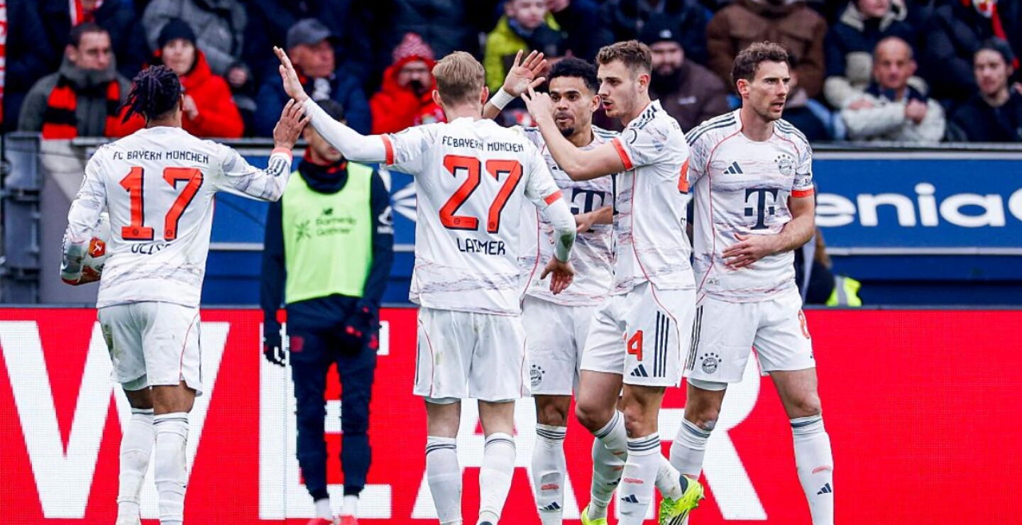 Jugadores del Bayern Múnich en partido frente al Bayer Leverkusen por Bundesliga.