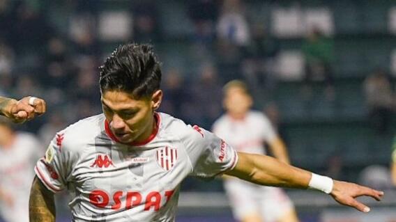 Bryan Castrillón en acción de juego con Unión de Santa Fe. Bryan Castrillón en acción de juego con Unión de Santa Fe.