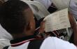Estudiante revisando sus resultados de la prueba Icfes. 