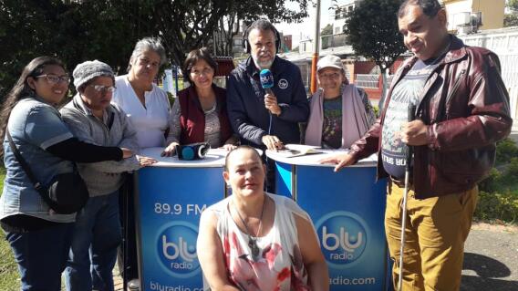 354130_Ingrid Falla ayuda a personas con discapacidad en el barrio La Palestina / Foto: BLU Radio 354130_Ingrid Falla ayuda a personas con discapacidad en el barrio La Palestina / Foto: BLU Radio