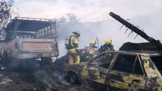 337779_BLU Radio. Incendio afectó a varios locales en el nororiente de Medellín / Foto: Captura de video