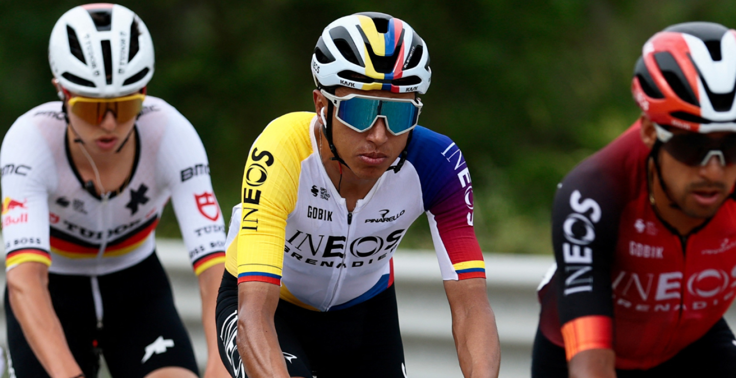 Egan Bernal (INEOS Grenadiers), portador de la camiseta de campeón nacional de ruta, en el Giro de Italia 2025