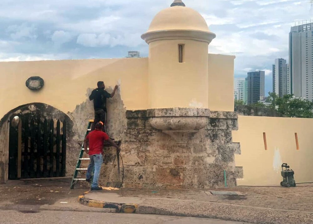 Pintura en murallas de Cartagena tiene arreglo; hongo se quitaba con agua y  jabón: Alberto Samudio