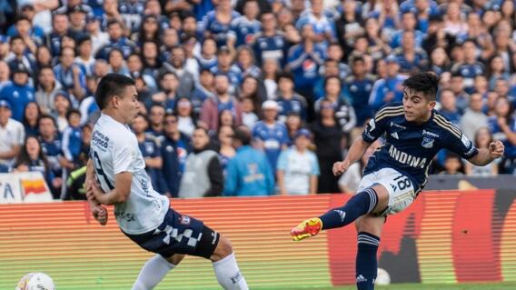 Acción de juego del partido de Millonarios contra Boyacá Chicó, en el estadio El Campín Acción de juego del partido de Millonarios contra Boyacá Chicó, en el estadio El Campín