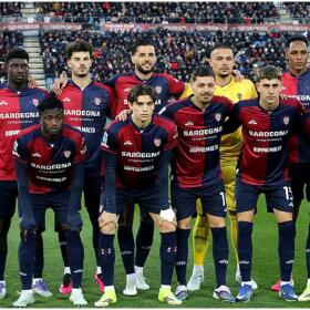 Yerry Mina en la formación del Cagliari frente al Nápoles por la Serie A.