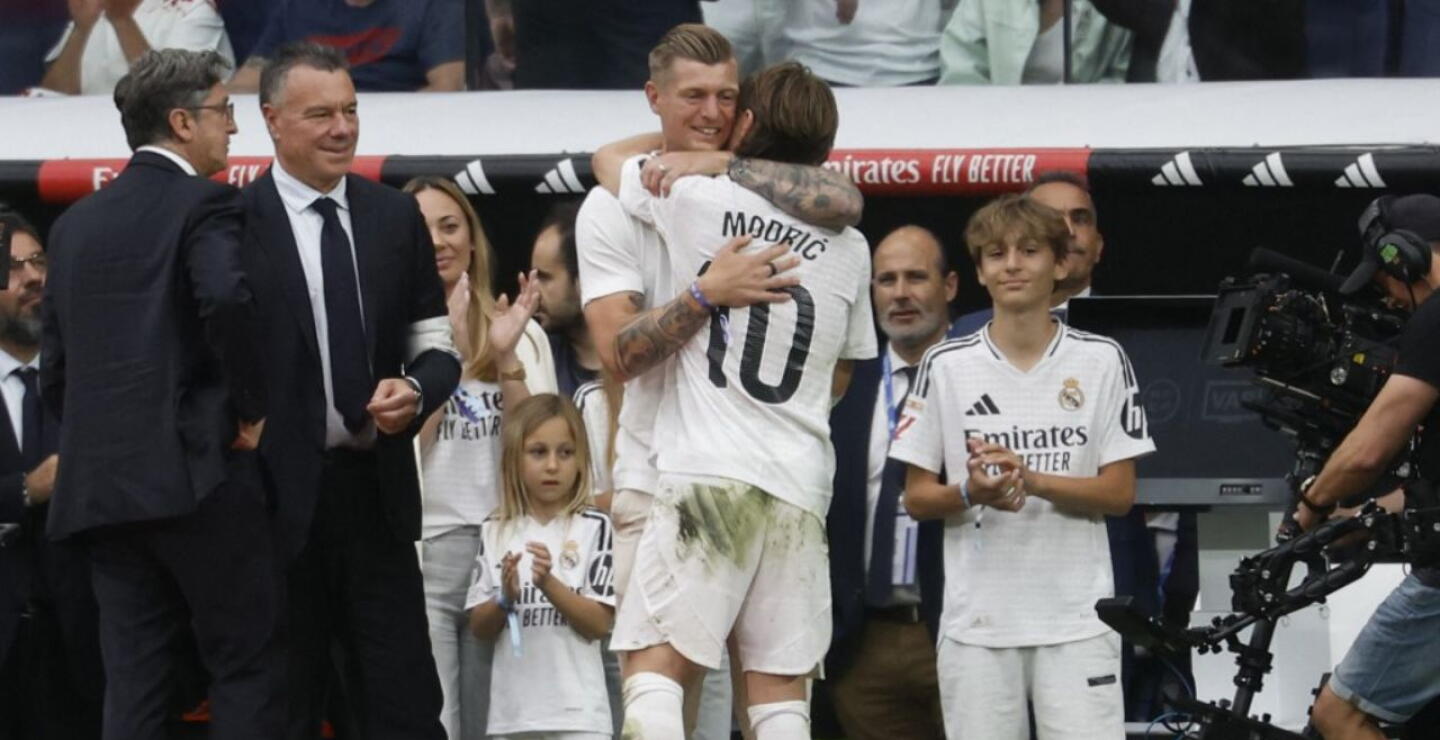 Luka Modric saludando a su esposa, sus hijos y a Toni Kroos.