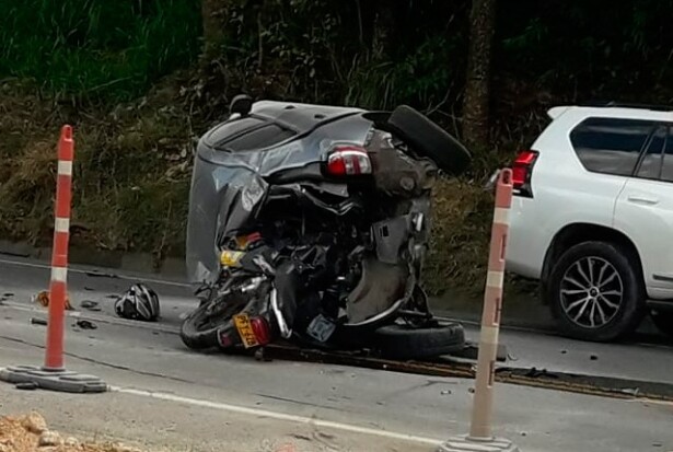 Accidente Entre Una Moto Y Un Carro Particular En La Via A San Jeronimo Antioquia