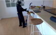 Robots humanoides ofrecen servicios de limpieza. 