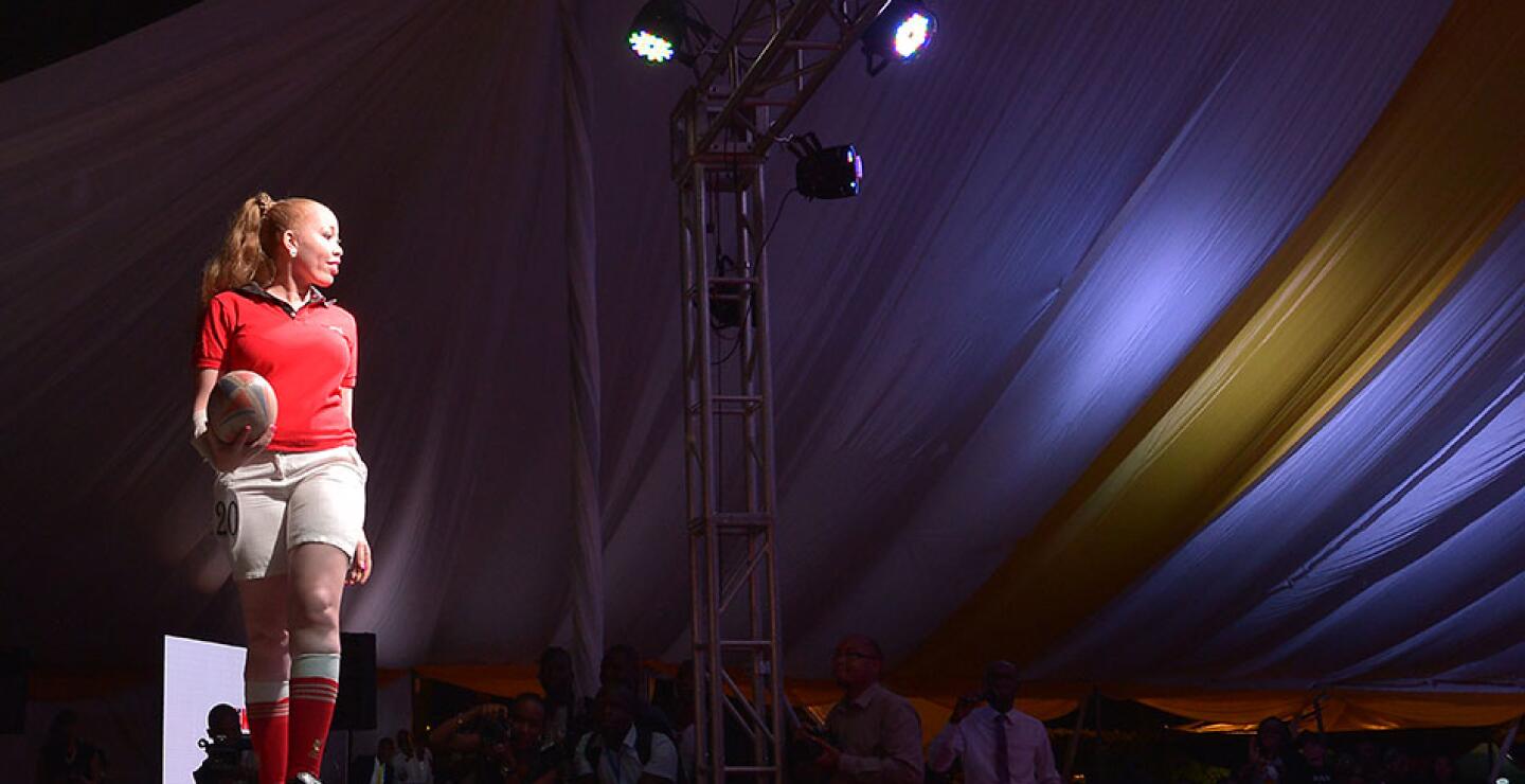 En los últimos años ha habido modelos albinos en los desfiles y en las revistas de moda, pero su piel sonrosada y sus ojos claros los convierten en víctimas de la ignominia en varias zonas de África.