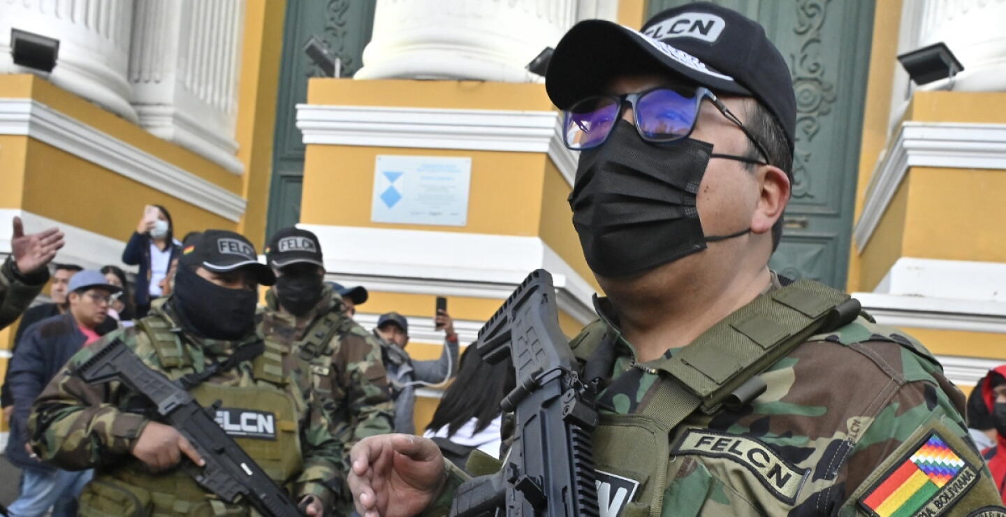 Agentes de policía hacen guardia en la Plaza Murillo de La Paz el 26 de junio de 2024. El presidente boliviano, Luis Arce, denunció el miércoles un intento de "golpe de Estado". 