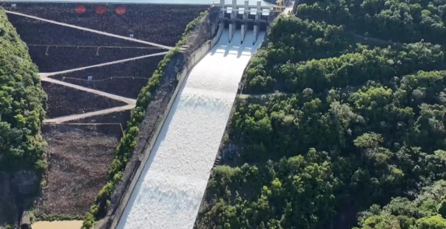 Apertura de compuertas embalse de Topocoro.jpg