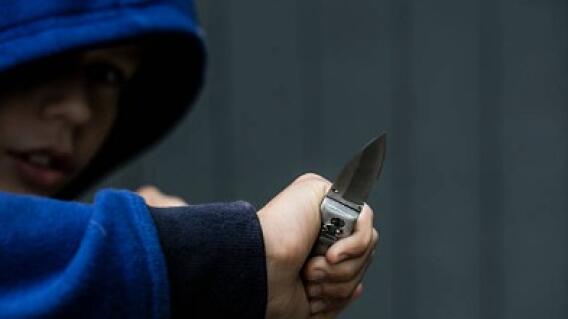 Imagen referencial niño sujetando arma blanca Imagen referencial niño sujetando arma blanca
