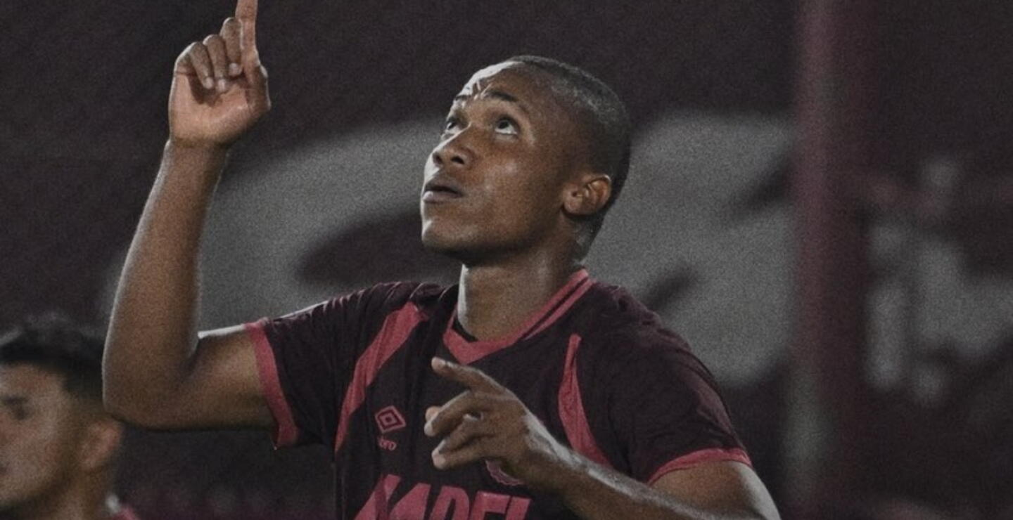 Yoshan Valois, delantero colombiano que milita en Lanús. 