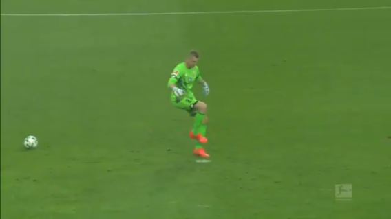 295128_BLU Radio. Portero quedó en ridículo al intentar patear el balón // Foto: Captura video