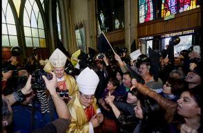 El obispo de la diócesis chilena de Osorno, Juan Barros, asumió hoy en medio de protestas y de una gran polémica por las acusaciones en su contra como cercano colaborador del sacerdote Fernando Karadima, hallado culpable por el Vaticano de abusos y con