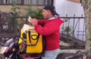 Pillan a domiciliario haciendo comiéndose los pedidos
