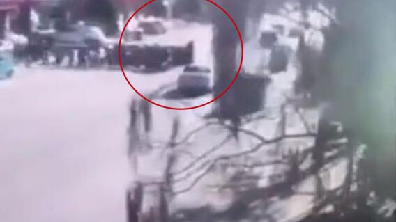 12717_La Kalle - Atropelló a varias personas en la entrada de un colegio en China - Foto: LiveLeak 12717_La Kalle - Atropelló a varias personas en la entrada de un colegio en China - Foto: LiveLeak