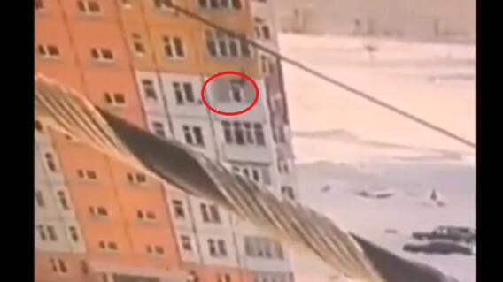 353640_Mujer cayó de un noveno piso y se paró sin ayuda / Foto: Captura de video 353640_Mujer cayó de un noveno piso y se paró sin ayuda / Foto: Captura de video