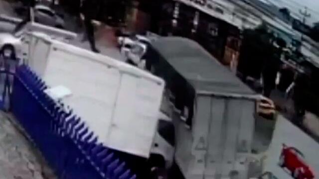 Impresionante video: camión sin control atraviesa a toda velocidad ocho carriles Impresionante video: camión sin control atraviesa a toda velocidad ocho carriles