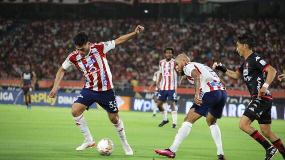 Junior vs Santa Fe, acción de juego. Junior vs Santa Fe, acción de juego.