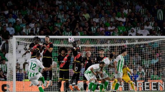 Acción de juego entre Betis vs Rayo Vallecano por la Liga de España. Acción de juego entre Betis vs Rayo Vallecano por la Liga de España.