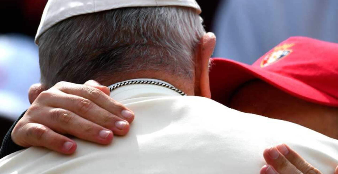 papafranciscoabrazo_0.jpg