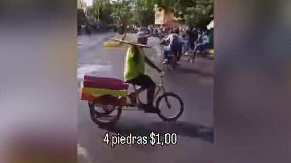 Hombre se viraliza al vender piedras en medio de protestas en Venezuela: quedó en video Hombre se viraliza al vender piedras en medio de protestas en Venezuela: quedó en video