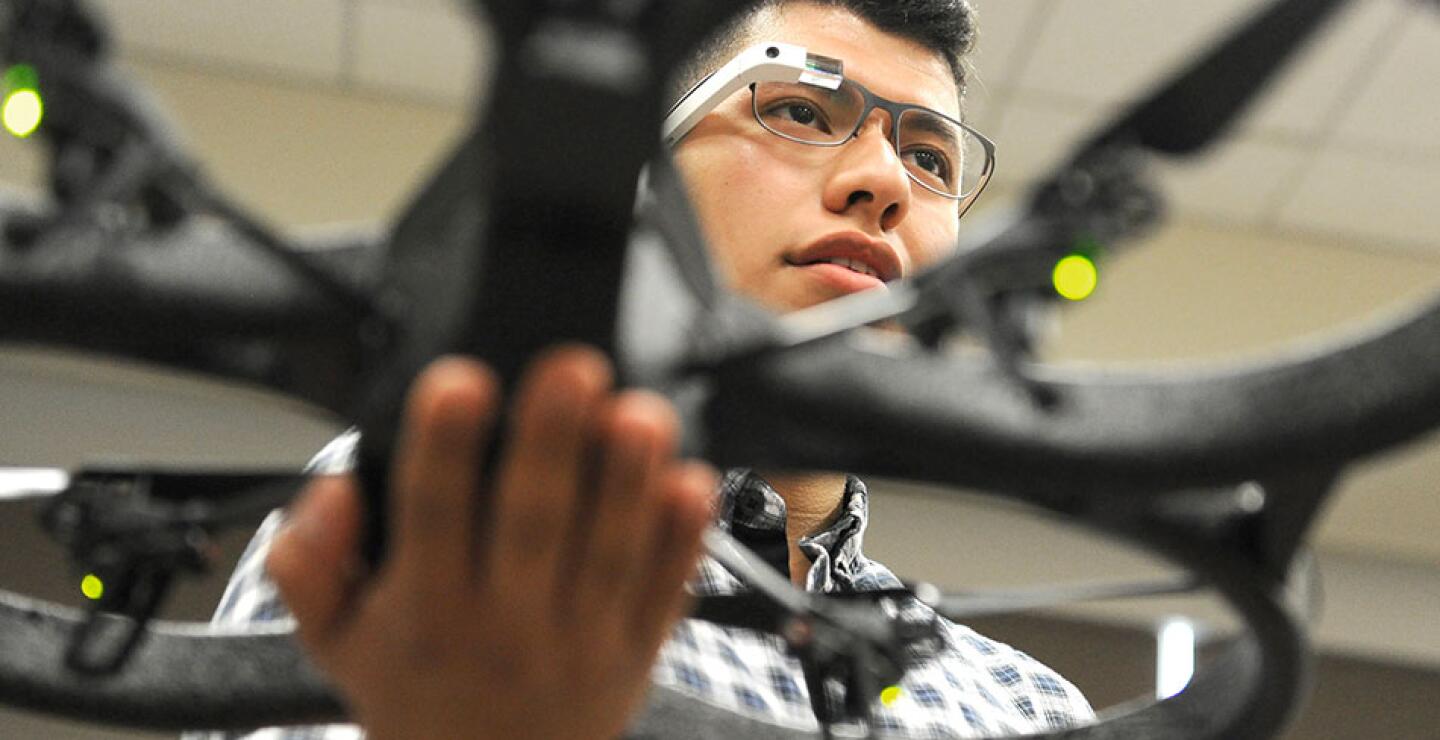 Es previsible que, en lo inmediato, los drones sean usados más que nada para tareas complejas o peligrosas, a menudo en sitios remotos. Y que su uso en cosas como la entrega de mercancías tenga que esperar un poco.