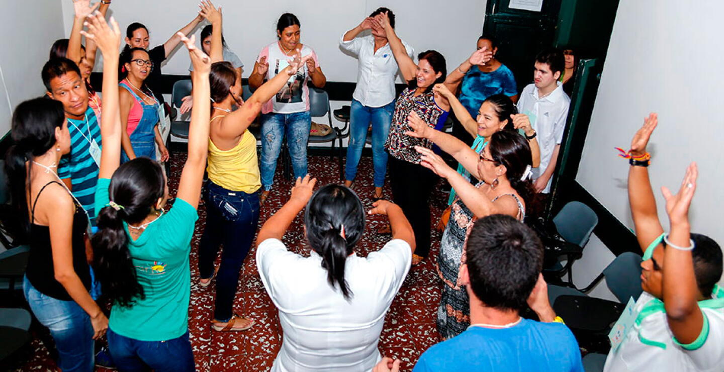 Igualmente, desde la danza se fortalecerá el movimiento y la libre expresión corporal. En las artes plásticas, se busca agudizar el sentido visual y la noción de estética. Y en teatro, el programa se enfoca en el auto reconocimiento del cuerpo y en la exp