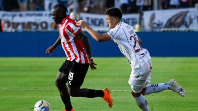 Edwuin Cetré en acción de juego con Estudiantes en la final del Trofeo de Campeones frente a Platense.