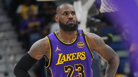 LeBron James, figura de Los Angeles Lakers y estrella de la NBA, en acción de juego LeBron James, figura de Los Angeles Lakers y estrella de la NBA, en acción de juego