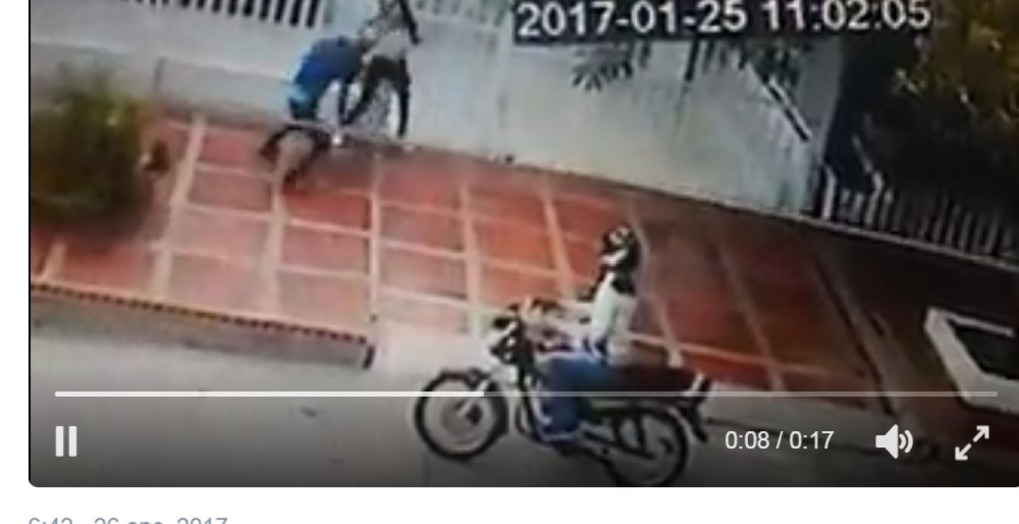 277256_La joven fue asaltada en la puerta de su casa. Foto: pantallazo de video