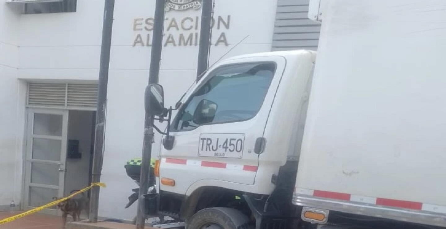 Un camión perdió el control, se estrelló contra una estación de Policía y mató a una niña de 3 años 