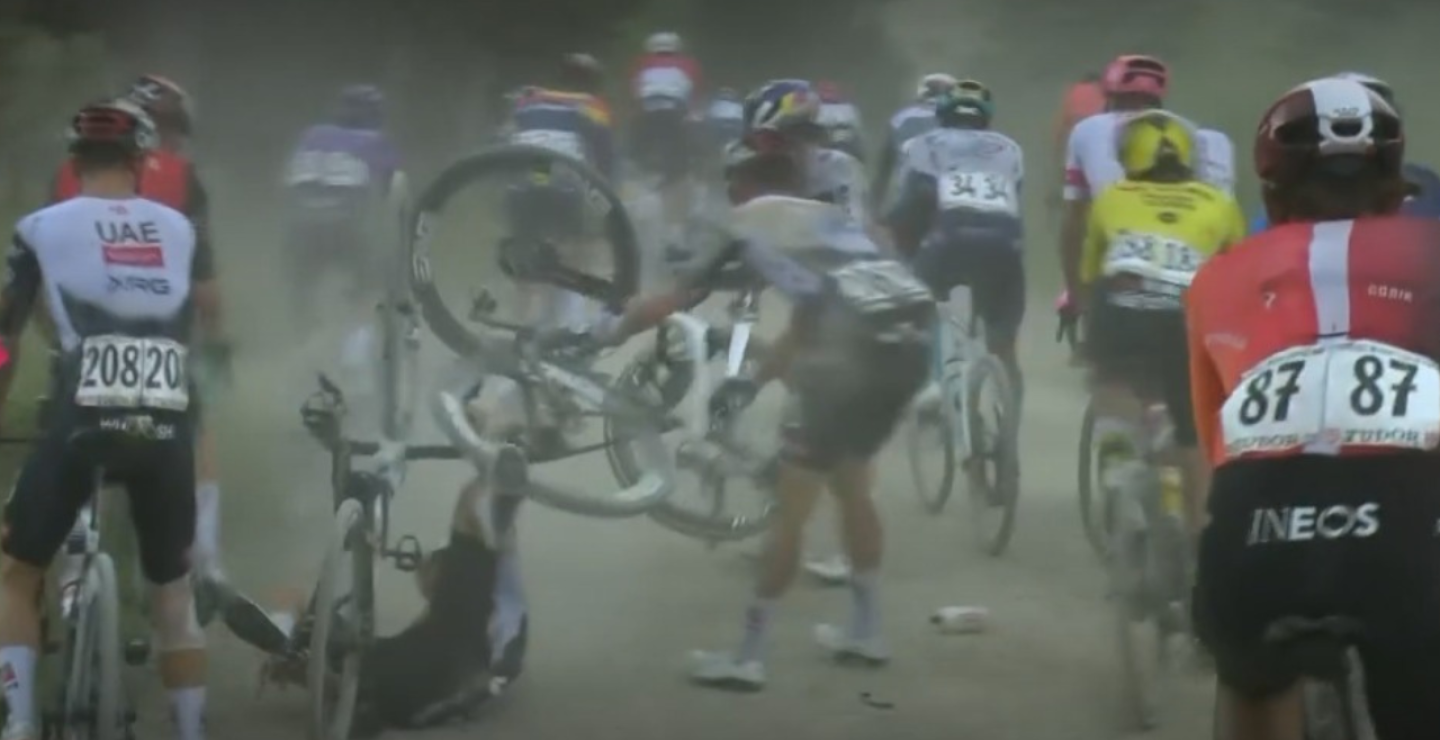 Primoz Roglic y Thomas Pidcock sufrieron una caída en la etapa 9 del Giro de Italia 2025