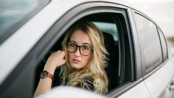 25263_Mujer cae de carro en movimiento por grabar video para sus redes - Foto referencia Pixabay 25263_Mujer cae de carro en movimiento por grabar video para sus redes - Foto referencia Pixabay