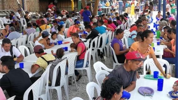 327297_BLU Radio, entrega de almuerzos a venezolanos en Cúcuta / foto: BLU Radio